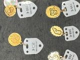 beaucoup d'étiquettes dorées et argentées posées sur une table