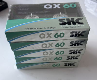 une pile de six boîtes posées sur une table