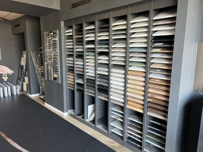 une pièce dont les étagères sont remplies de papiers