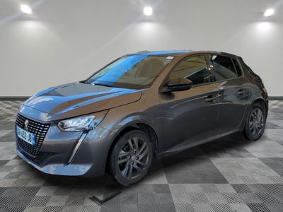 la voiture grise est garée sur un sol en damier dans le garage