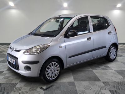 la photo d'une petite voiture argentée garée dans un garage