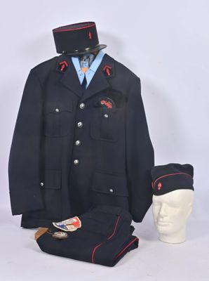 a suit and hat on display next to a mannequin head