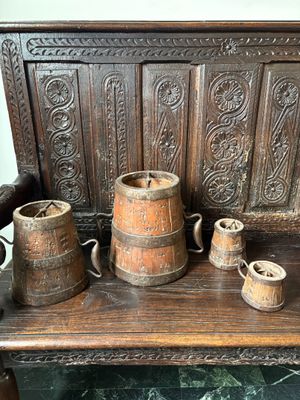 un banc en bois sur lequel sont posés plusieurs vases