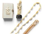 une petite boîte contenant quelques objets, posée sur une surface blanche