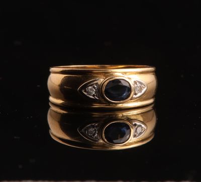 un gros plan sur deux bagues en or serties de saphirs et de diamants