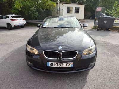 une photo d'une BMW noire garée sur un parking