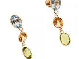 une paire de boucles d'oreilles ornées de pierres multicolores sur fond blanc