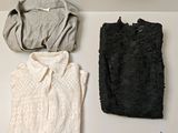 trois types de vêtements différents sont disposés sur une surface blanche