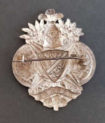 un gros plan d'un insigne métallique posé sur une surface noire