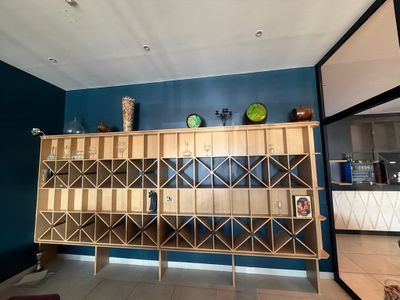 une pièce aux murs bleus avec une armoire en bois