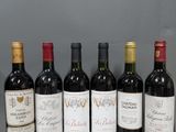 six bouteilles de vin sont alignées sur une table