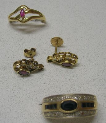 plusieurs types de bijoux sont présentés sur une surface blanche