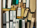 une boîte en carton remplie de différents types d'appareils électroniques