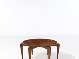 une image représentant une petite table avec un plateau en bois posée sur une surface blanche