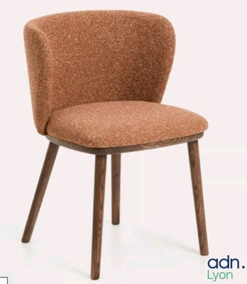 une chaise marron avec des pieds en bois et une assise marron