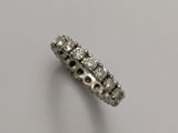 une bague en or blanc avec des diamants sur fond blanc