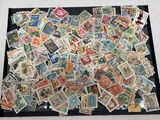 une photo d'une photo d'une collection de timbres-poste