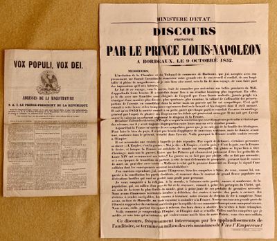 un vieux journal posé sur une table, avec un bout de papier à côté