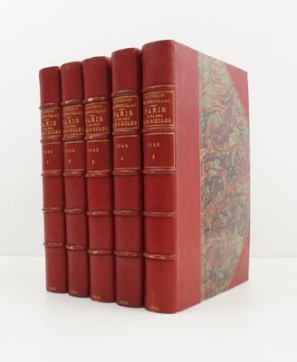 six livres rouges sont empilés les uns sur les autres sur une surface blanche