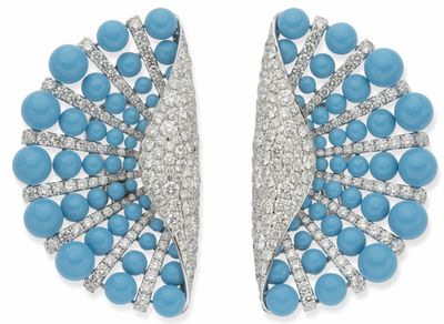une paire de boucles d'oreilles en turquoise et diamants