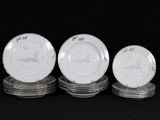 trois assiettes blanches ornées de motifs sont empilées les unes sur les autres