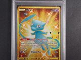 gros plan d'une carte pokemon sur une table