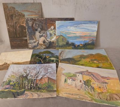 Plusieurs tableaux, de tailles et de couleurs variées, sont exposés sur une table.