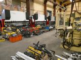 de nombreuses machines différentes dans un bâtiment où s'entassent de nombreux outils au sol