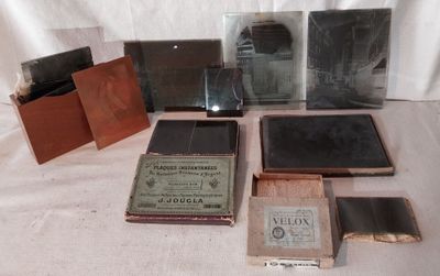 un grand nombre de livres posés sur une table