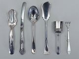 beaucoup de cuillères et de fourchettes en argent sur la table