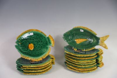 deux assiettes en forme de poisson, l'une verte et l'autre jaune, empilées l'une sur l'autre