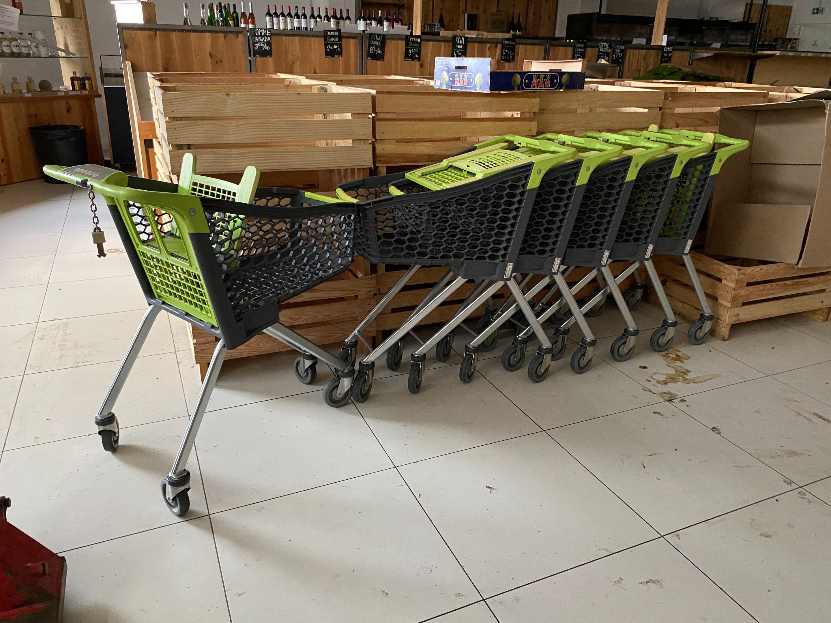 Six caddies XANZEL en métal et plastique, et seize paniers