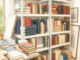 un dessin représentant une pièce avec de nombreux livres sur les étagères