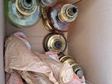 une boîte en carton remplie de bouteilles et encore de bouteilles d'alcool