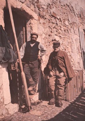 deux hommes debout l'un à côté de l'autre devant un immeuble