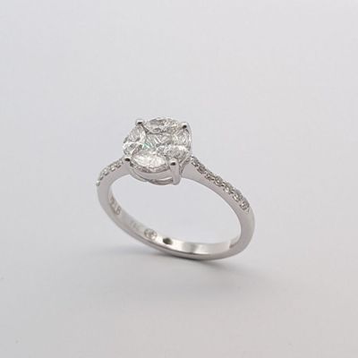 une photo d'une bague en diamant sur fond blanc