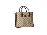 un sac à main beige et marron posé sur une surface blanche