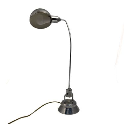 l'image d'une lampe posée sur une table