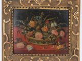 tableau représentant un panier de fleurs posé sur une table recouverte d'une nappe rouge