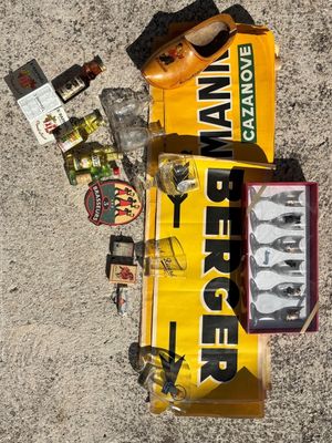 un carton de bière, une canette de bière et d'autres objets par terre