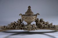 Console en bois sculpté, mouluré et laqué de forme demi-lune… (photo 6)