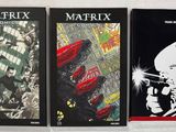 trois livres posés sur une table, sur fond blanc, avec une couverture noire et rouge