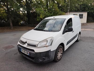 une camionnette blanche garée sur le parking