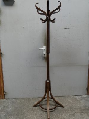 un porte-manteau muni d'une tringle à vêtements