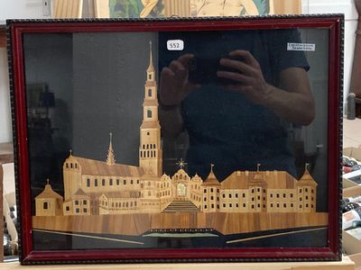 une photo d'un homme en train de prendre une photo d'une photo d'un bâtiment