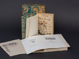 trois livres posés l'un sur l'autre sur une table