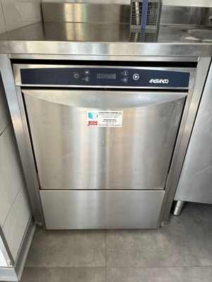 un lave-vaisselle au milieu de la cuisine