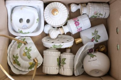 une boîte contenant un grand nombre d'objets différents
