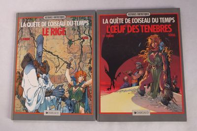 deux livres posés sur une table
