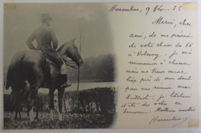 une vieille photo représentant un homme à cheval dans un champ